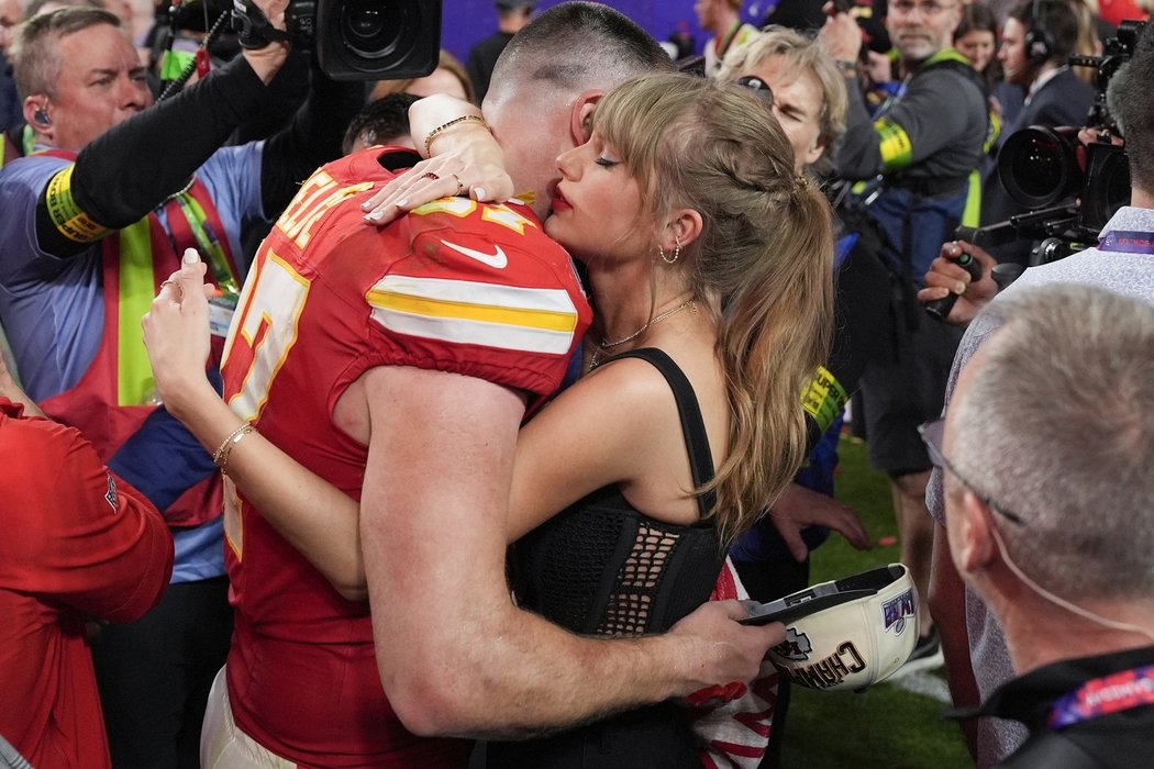 Zpěvačka Taylor Swift a její přítel a vítěz Super Bowlu Travis Kelce