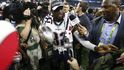 Devin McCourty z New England Patriots s trofejí pro vítěze Super Bowlu