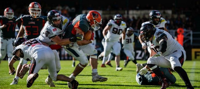 Mladý running back Prague Lions Adam Žouželka v akci.