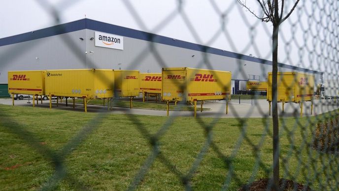 Americký internetový obchod Amazon staví v Dobrovízi u Prahy nové distribuční centrum. Na snímku je objekt, který je již v provozu.