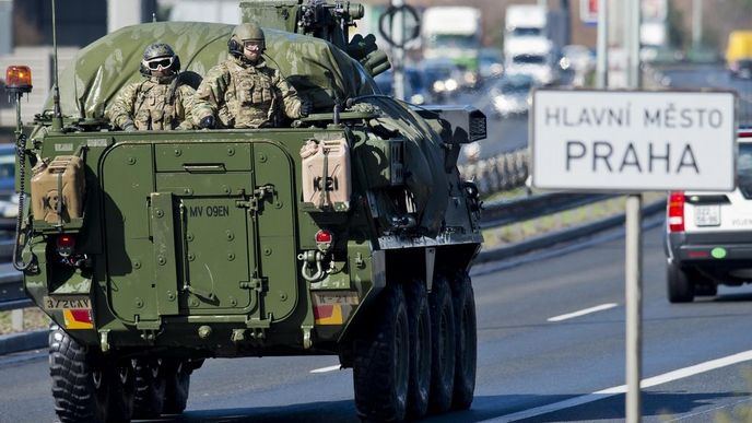 Americký konvoj, jedoucí ze cvičení v Pobaltí na základnu v bavorském Vilsecku, je od neděle 29. března v Česku.