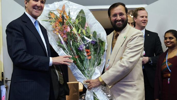 Americký ministr zahraničí a indický ministr životního prostředí Prakaš Javadekar na klimatické konferenci v Paříži