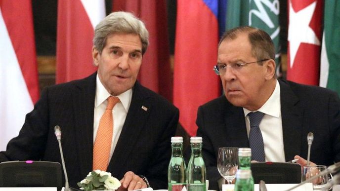 Americký ministr zahraničí John Kerry a ruský ministr zahraničí Sergej Lavrov ve Vídni