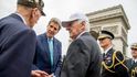 Americký ministr zahraničí John Kerry s americkými válečnými veterány u hrobu neznámého vojína v Paříži