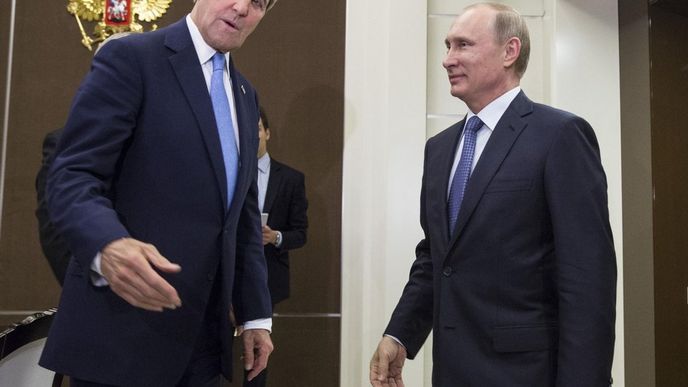 Americký ministr zahraničí John Kerry (vlevo) s ruským prezidentem Vladimirem Putinem (12. května 2015)
