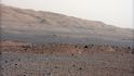 Americký Národní úřad pro letectví a vesmír (NASA) v pondělí zveřejnil první barevné snímky s vysokým rozlišením, které z Marsu poslalo výzkumné vozidlo Curiosity. Na snímcích jsou duny a hora Mount Sharp tvořená vrstvami horniny. (Foto ČTK)