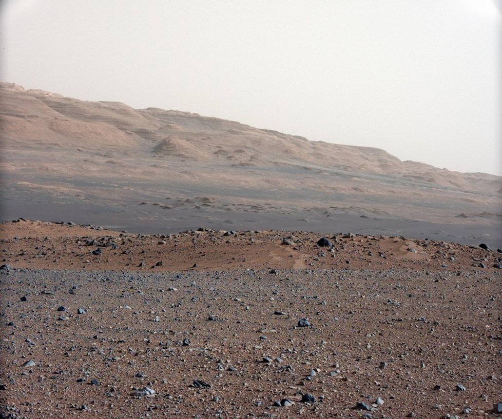 Americký Národní úřad pro letectví a vesmír (NASA) v pondělí zveřejnil první barevné snímky s vysokým rozlišením, které z Marsu poslalo výzkumné vozidlo Curiosity. Na snímcích jsou duny a hora Mount Sharp tvořená vrstvami horniny. (Foto ČTK)