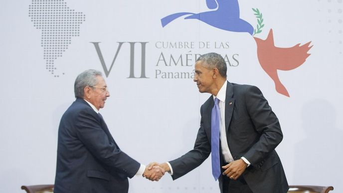 Americký prezident Barack Obama a kubánská hlava státu Raúl Castro spolu jednali na celoamerickém summitu v Panamě