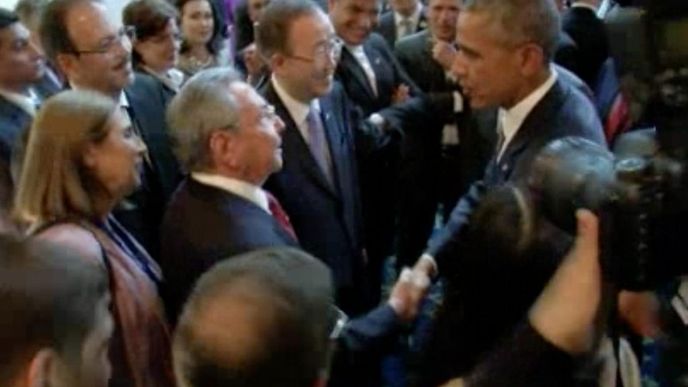americký prezident Barack Obama a kubánský vůdce Raúl Castro si potřásli rukou na celoamerickém summitu v Panamě