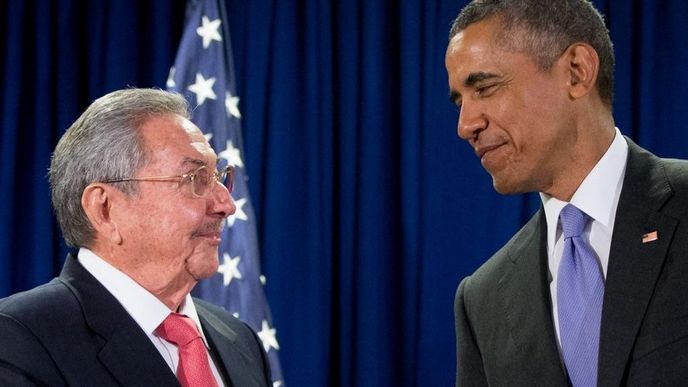 Americký prezident Barack Obama s kubánským vůdcem Raúlem Castrem