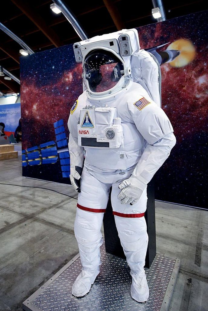 Americký skafandr EMU (Extravehicular Mobility Unit) pro výstup do volného kosmu EVA (ExtraVehicular Activity). Začal se používat při letech raketoplánů Space Shuttle, v nejnovější verzi ho používají posádky mezinárodní kosmické stanice ISS. Uprostřed je dělený kvůli oblékání samostatné horní a dolní části. Díly končetin a trupu lze upravovat podle tělesných proporcí kosmonauta. Skafandr umožňuje 8,5 hodiny pobytu ve volném kosmu se záložní 30minutovou rezervou. Lze ho využít až pro 25 kosmických pracovních vycházek.