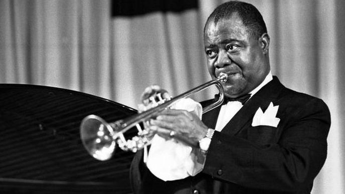 Americký trumpetista Louis Armstrong při vystoupení v pražské Lucerně v roce 1965.