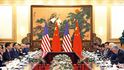 Americký viceprezident Joe Biden (druhý zprava)zahájil svou návštěvu Číny setkáním s čínskýmprezidentem Si Ťin-pchingem (druhý zleva).