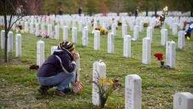 Americká armáda nejspíše pohřbila těla vojáků, kteří padli v zahraničních misích, do masového hrobu - ilustrační foto