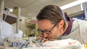 Chris byl se svým synem v nemocnici do poslední chvíle.
