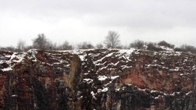 Pohled na strmou skálu lomu Amerika nahání hrůzu. Na jejím kraji stál nešťastný Petr z Kladna