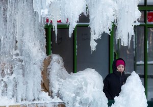 Vzhledem k vichru, dosahujícímu 159 kilometrů v hodině a v nárazech až 180 kilometrů za hodinu, byla pocitová teplota na místě minus 69 stupňů Celsia, uvedl podle agentury Reuters meteorologický ústav.