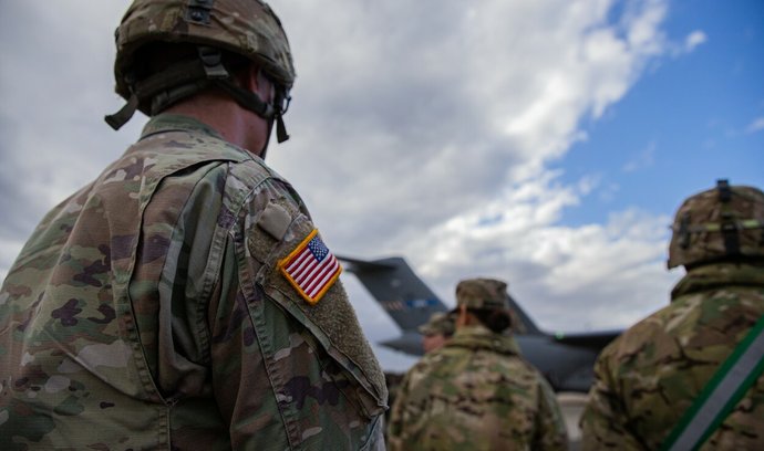Česká vláda schválila dohodu s USA letos v dubnu, v květnu ji ve Spojených státech podepsala ministryně obrany Jana Černochová (ODS).