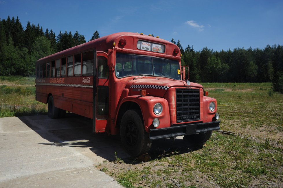 Kdyby se děti dokázaly způsobit na silnici? nudily, mohou si zajít hrát do klasického amerického školního autobusu, který ve své době sloužil i jako pojízdná knihovna