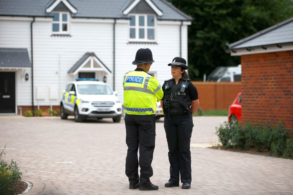 Policisté hlídkující před ubytovacím komplexem v Amesbury.