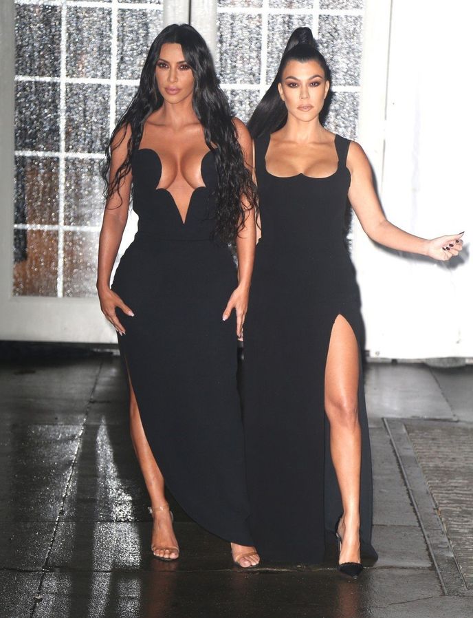 Kim a Kourtney Kardashian v šatech Versace