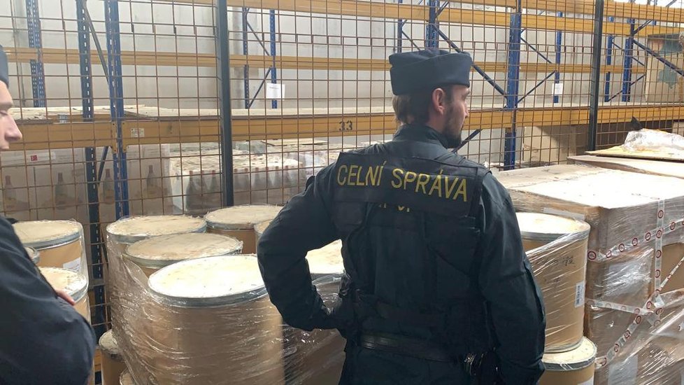 Pražští celníci zadrželi tři tuny látky určené k výrobě amfetaminu.
