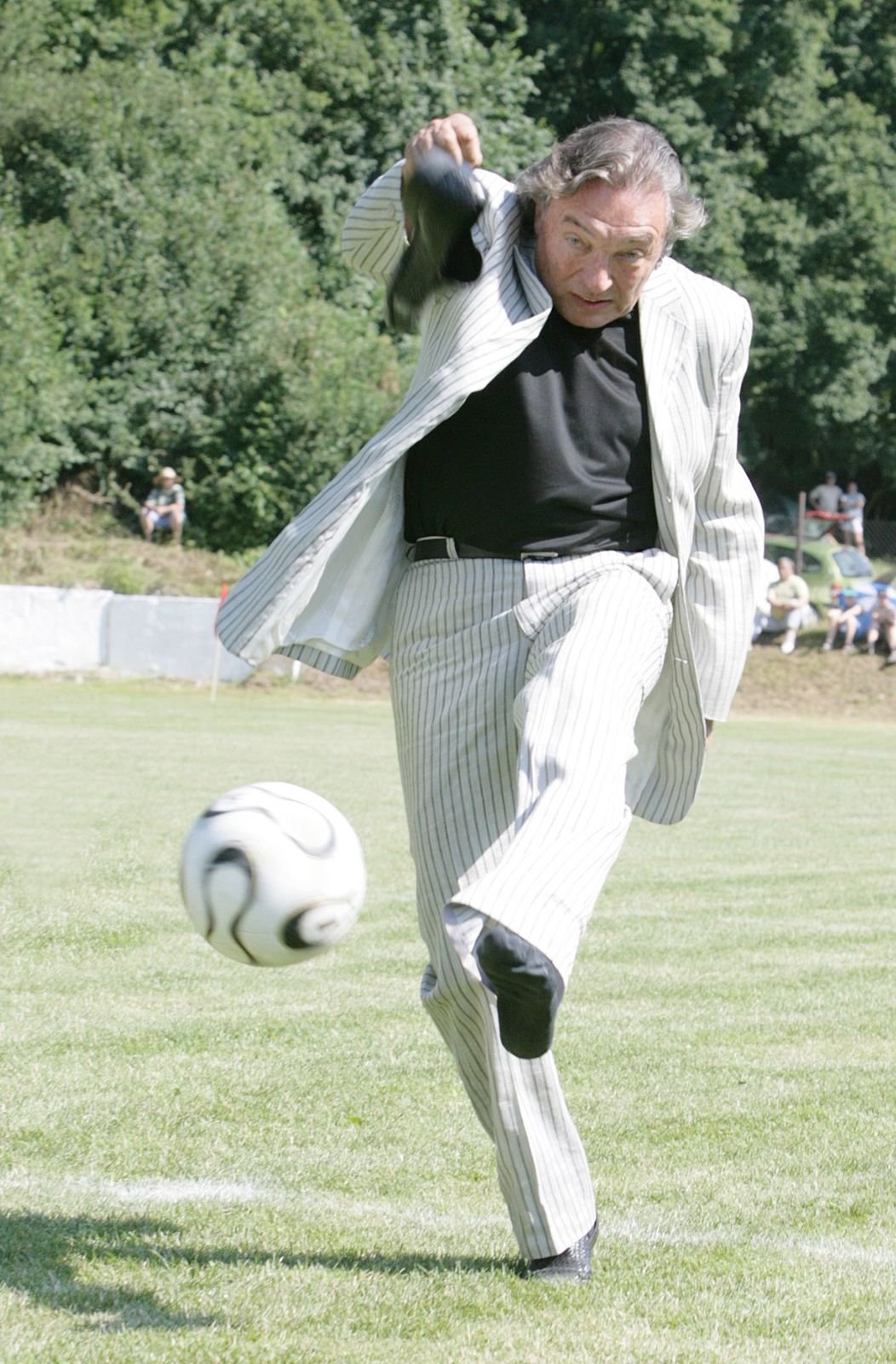 2006 Karel Gott bral své fotbalové poslání opravdu vážně. Dal do výkopu vše – a zůstal bez boty!