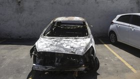 Mrtvé tělo řeckého velvyslance nalezli v ohořelém autě.