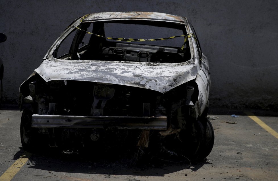 Mrtvé tělo řeckého velvyslance nalezli v ohořelém autě.