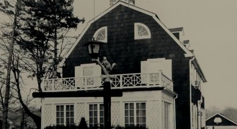 Původní dům Amityville díky hororu pozná snad každý.