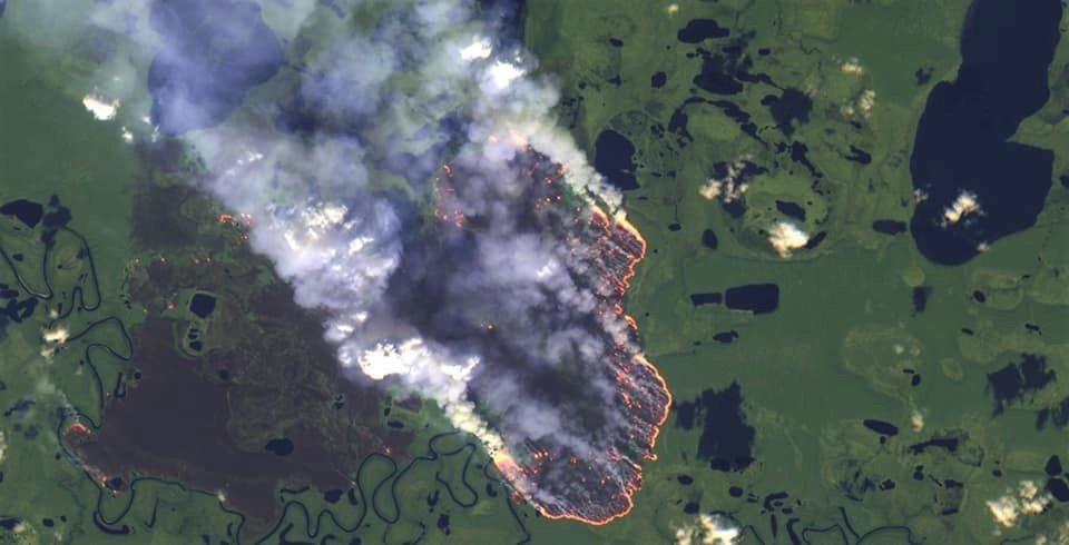 Požár lze vidět na snímcích NASA z vesmíru.