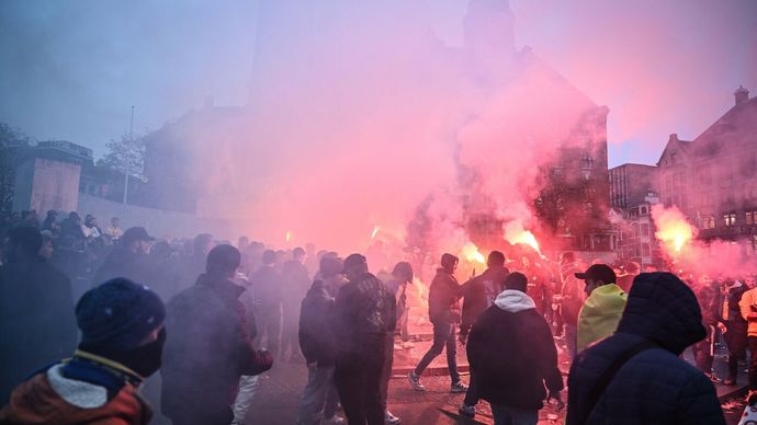 Při protiizraelských násilnostech v Amsterodamu utrpělo zranění deset Izraelců