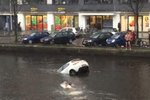 Potápějící se auto v Amsterodamu