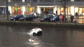 Potápějící se auto v Amsterodamu