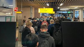 Povinné testování pasažérů z JAR na amsterdamském letišti (26. 11. 2021)