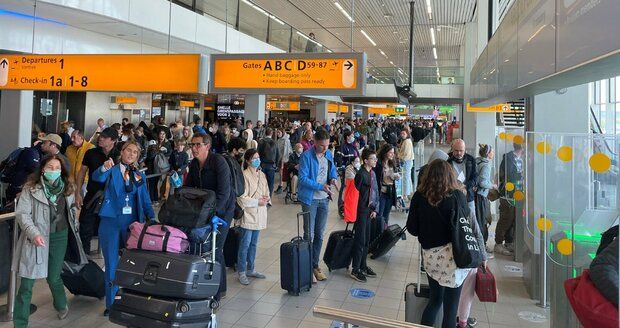 Amsterdamské letiště prodlužuje omezení počtu turistů. „Zkrouhne“ i prodej letenek