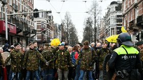 Protesty proti opatřením v Amsterdamu.