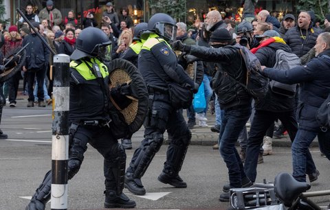Protesty proti covidovým opatřením se změnily v řež: Demonstranti to v Amsterdamu schytali