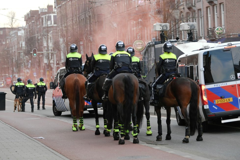 Protesty proti opatřením v Amsterdamu.