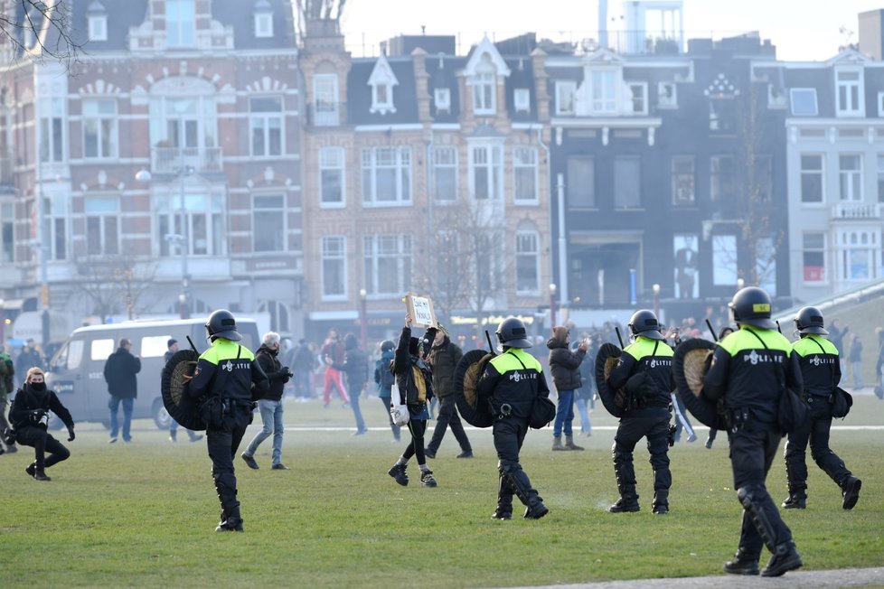 Protesty proti opatřením v Amsterdamu.