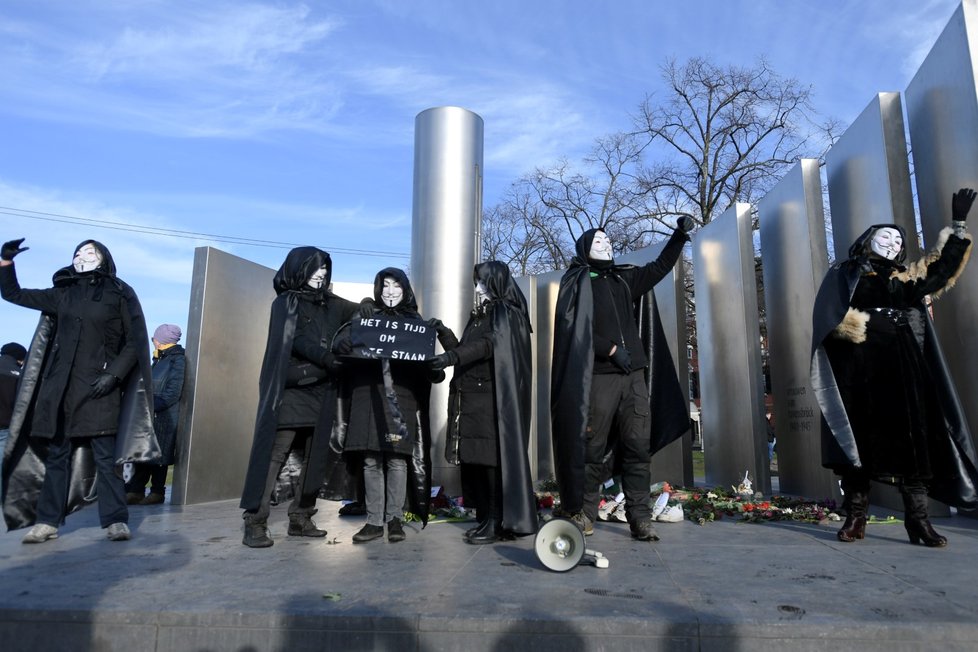 Protesty proti opatřením v Amsterdamu.