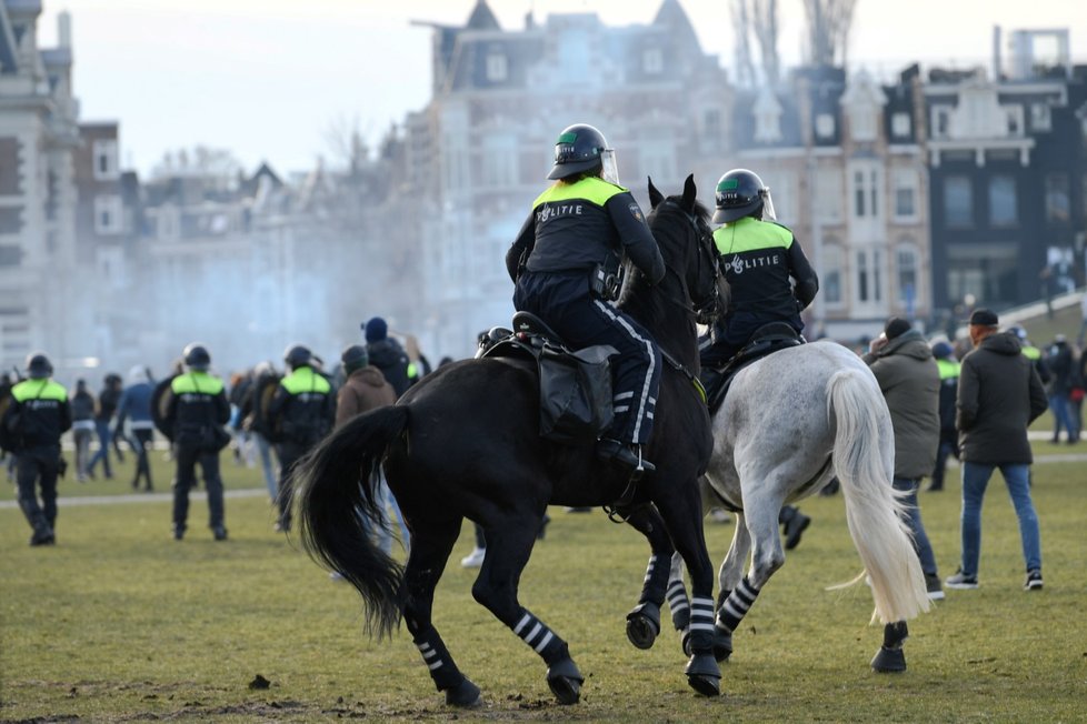 Protesty proti opatřením v Amsterdamu.