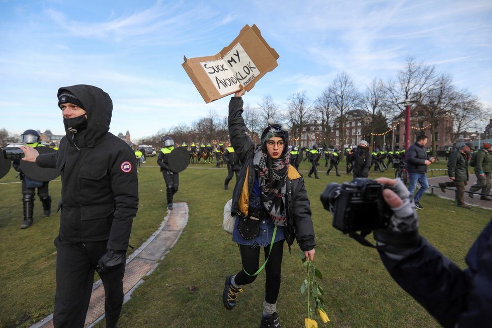 Protesty proti opatřením v Amsterdamu.