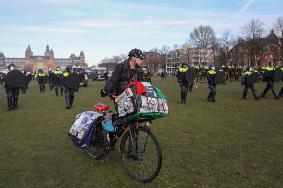 Protesty proti opatřením v Amsterdamu.