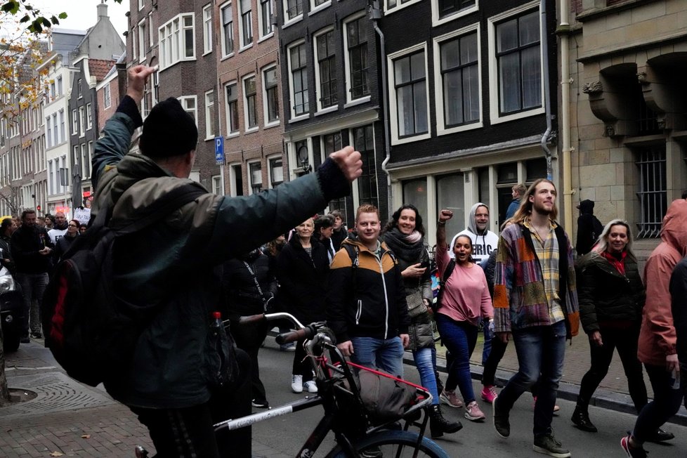 Amsterdam: Protesty proti pandemickým opatřením, 20. 11. 2021.