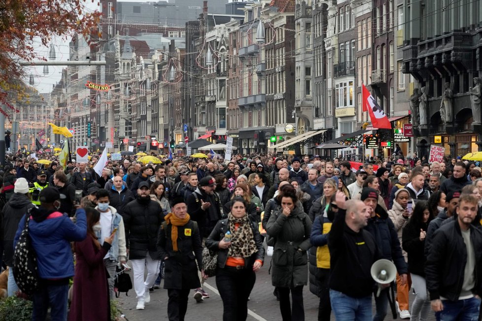 Amsterdam: Protesty proti pandemickým opatřením, 20. 11. 2021.