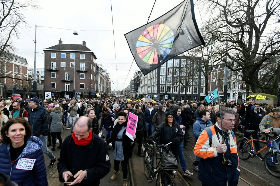 Protesty proti pandemickým opatřením v Amsterdamu, 2. ledna 2022.