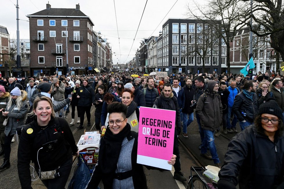 Protesty proti pandemickým opatřením v Amsterdamu, 2. ledna 2022.