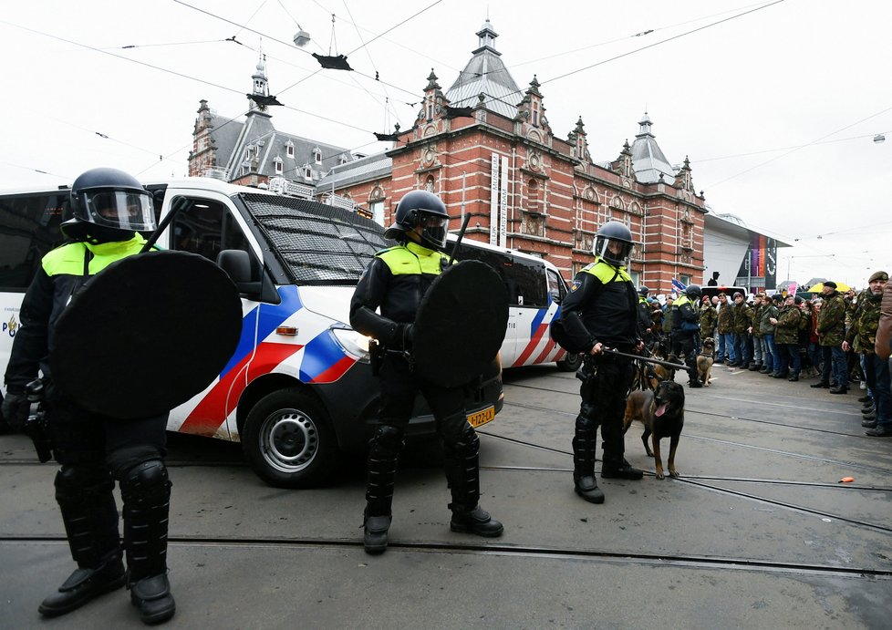 Protesty proti opatřením v Amsterdamu.