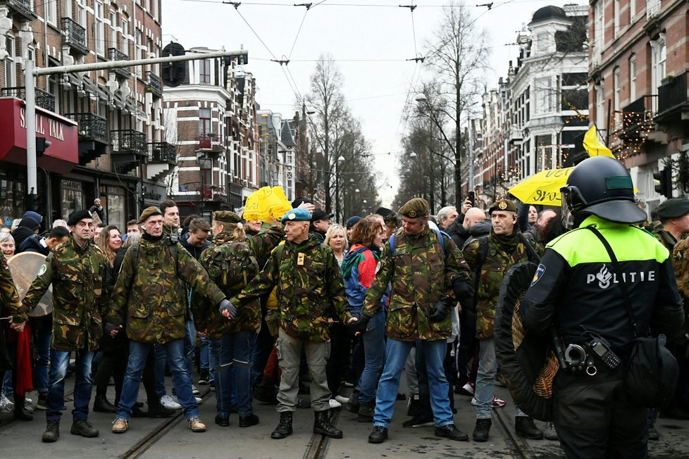 Protesty proti opatřením v Amsterdamu.